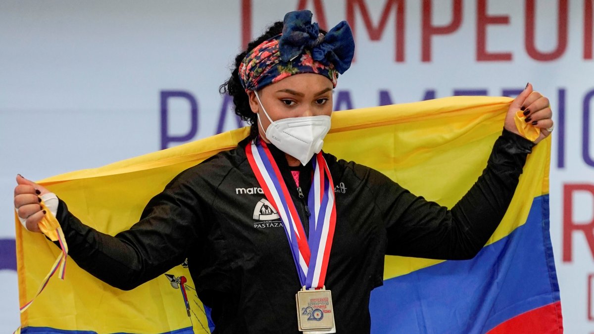 Fotografía de archivo de la ecuatoriana Neisi Dajomes posando con la medalla de oro de 76kg del Campeonato Panamericano de Mayores de Levantamiento de Pesas, el 22 de abril de 2020 en Santo Domingo (República Dominicana).