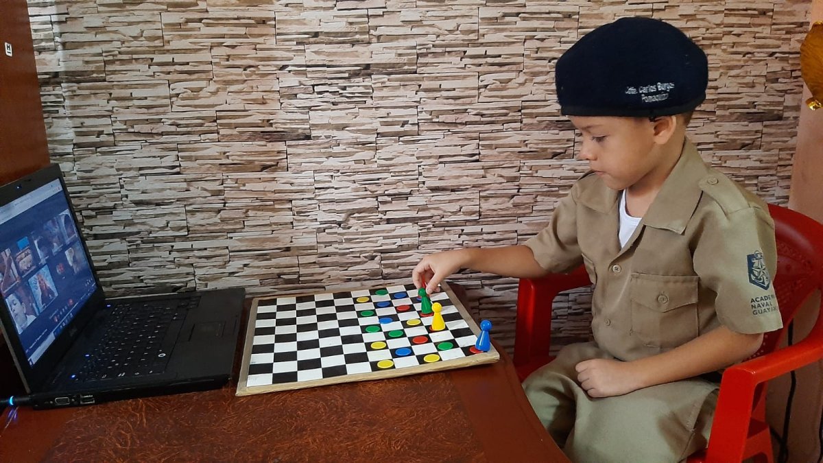 Los estudiantes de la Academia Naval Guayaquil reciben clases de ajedrez.