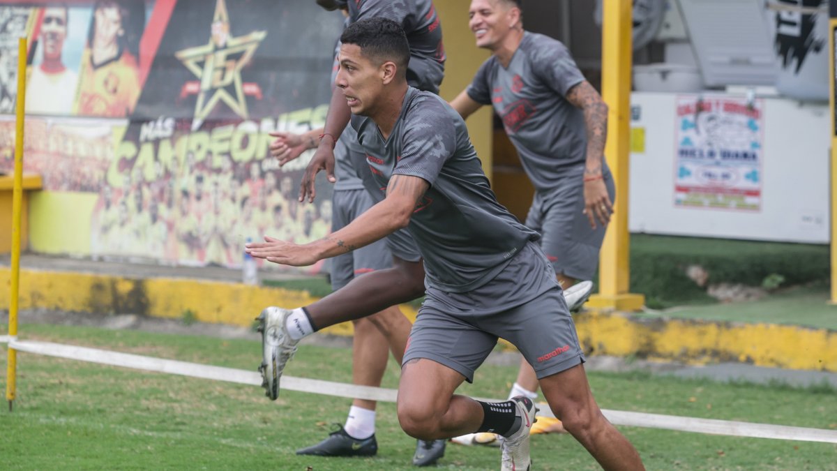 Fernando León, defensa de Barcelona, será titular ante Vélez de Argentina.