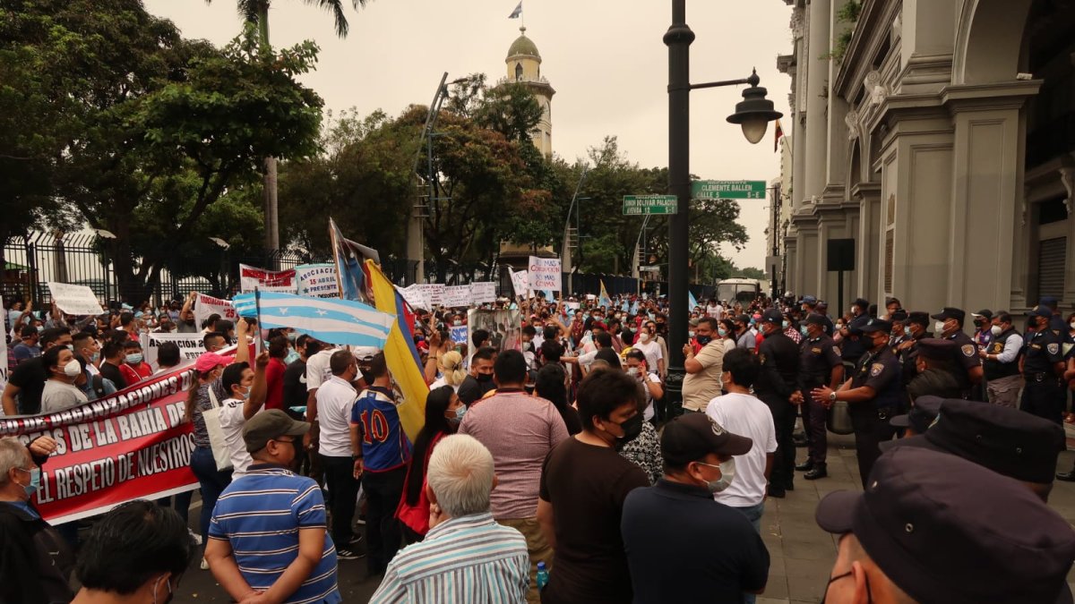 Marcha pacífica. Hubo dos marchas ayer. La primera la protagonizaron los informales, la segunda, los comerciantes que sí están legales. Ambos denunciaron corrupción el Cuacme.