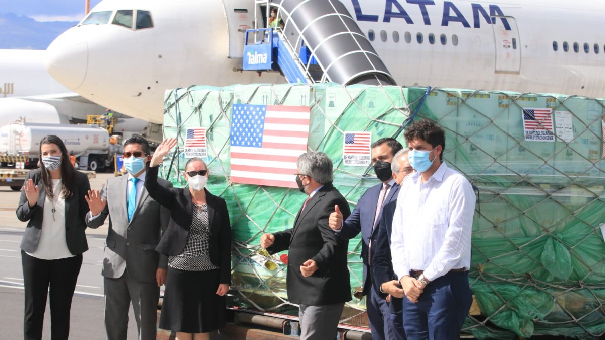 Recibimiento. Autoridades acudieron al aeropuerto capitalino.