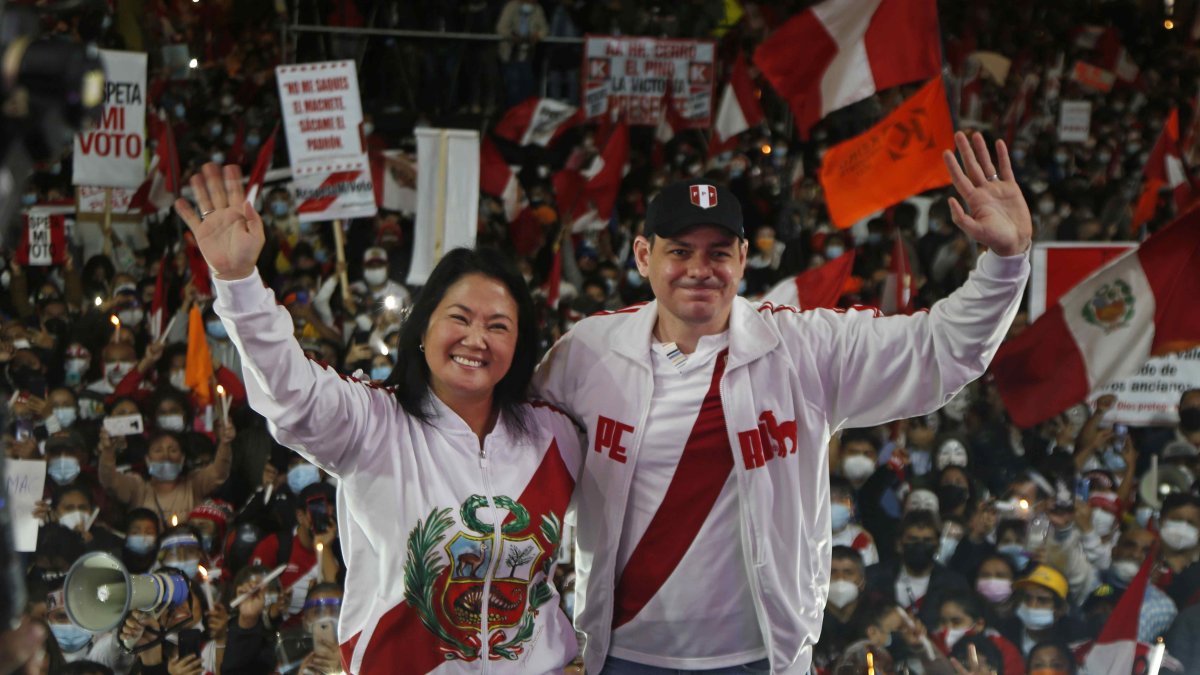 Archivos: La derechista Keiko Fujimori (i) y su esposo Mark Vito participan en una manifestación.