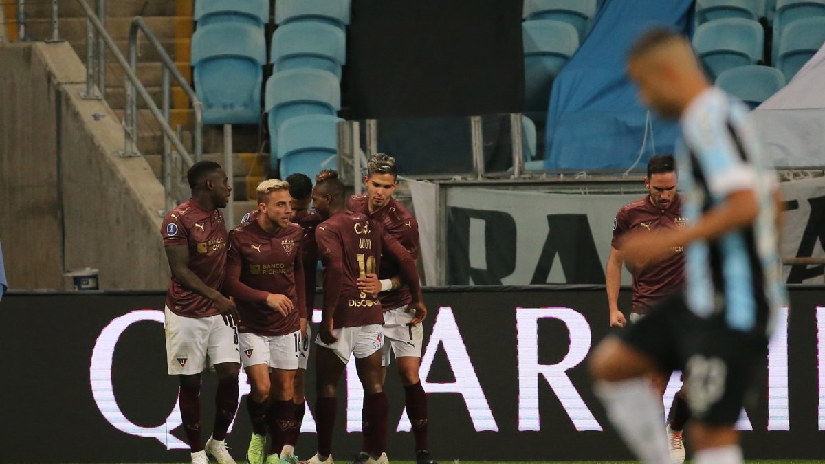 Jugadores de LDU Quito celebran un gol hoy, durante un partido por los octavos de final de la Copa Sudamericana en el estadio Arena Do Gremio, en Portoalegre (Brasil).