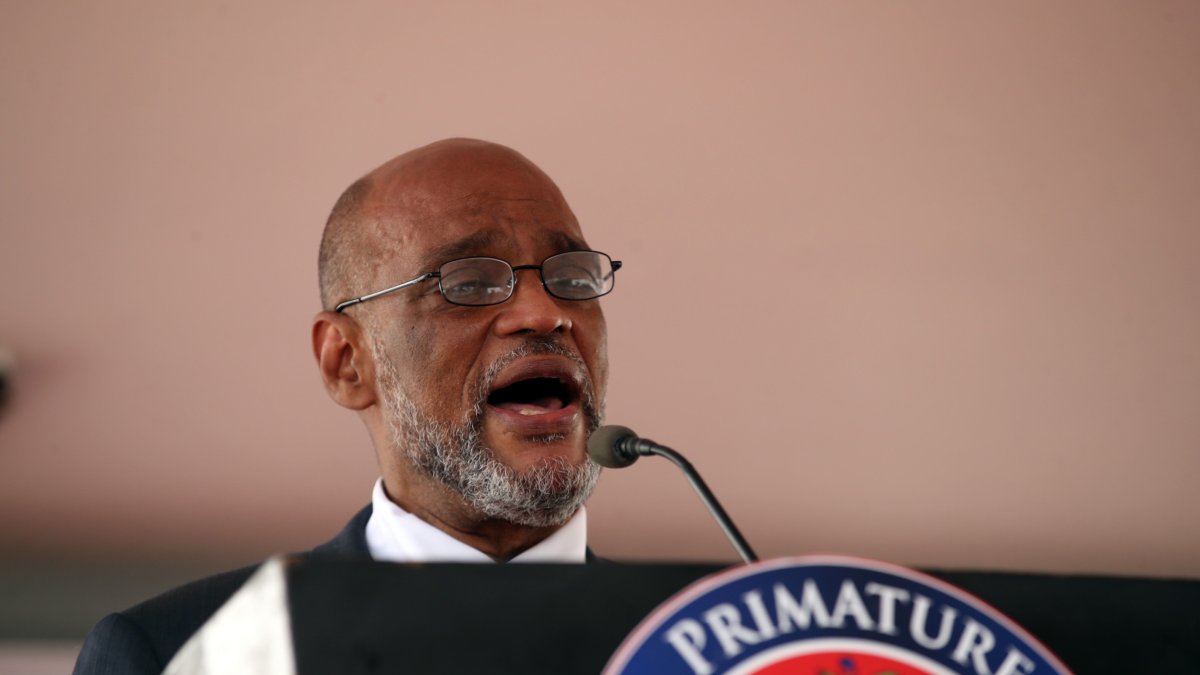 El nuevo primer ministro, Ariel Henry, habla durante la ceremonia de toma de posesión del nuevo Gobierno haitiano hoy, en Puerto Príncipe (Haití).