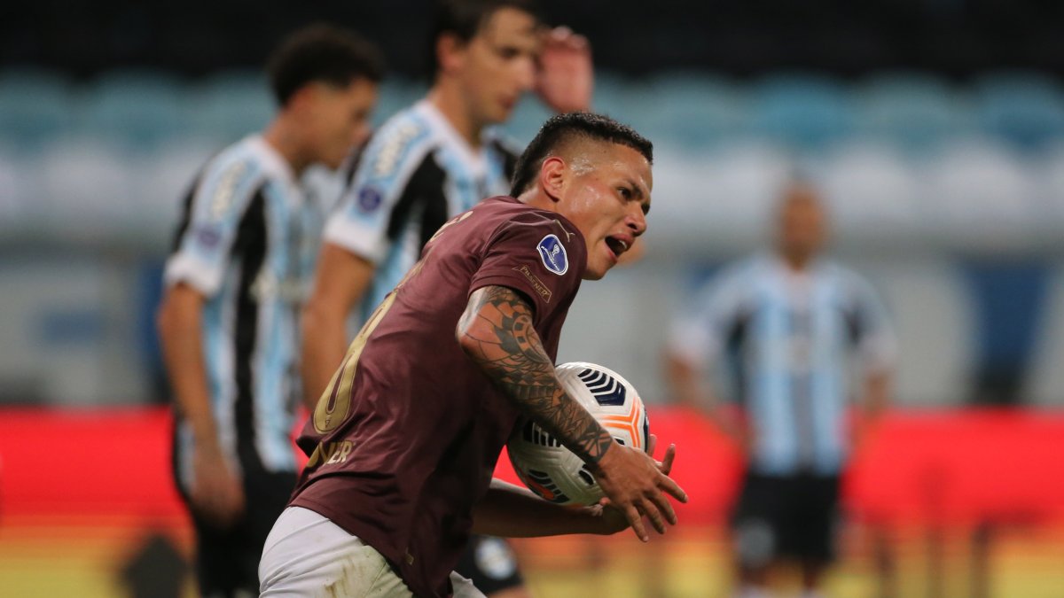 Jordy Alcívar anotó los dos goles para la clasificación de Liga de Quito en la Copa Sudamericana.