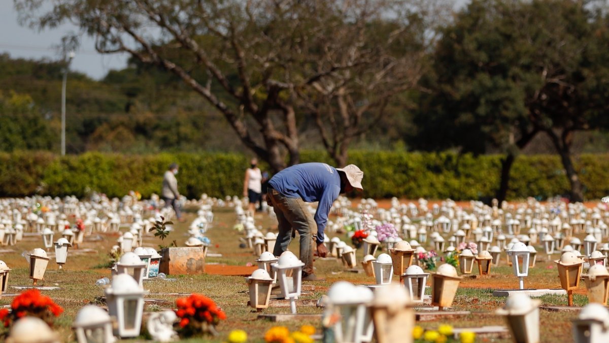 Un funcionario camina en el cementerio Campo da Esperança, en Brasilia. Brasil es uno de los países más azotados por la pandemia del coronavirus.