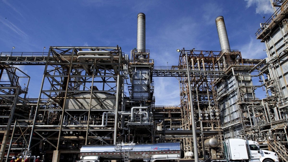 Fotografía cedida este miércoles por Pitch PR en la que se registró un camión al descargar materia prima de desechos plásticos líquidos para su procesamiento de nuevo en productos químicos crudos de alta gama, en una planta de Shell, en Norco (California, EE.UU.).