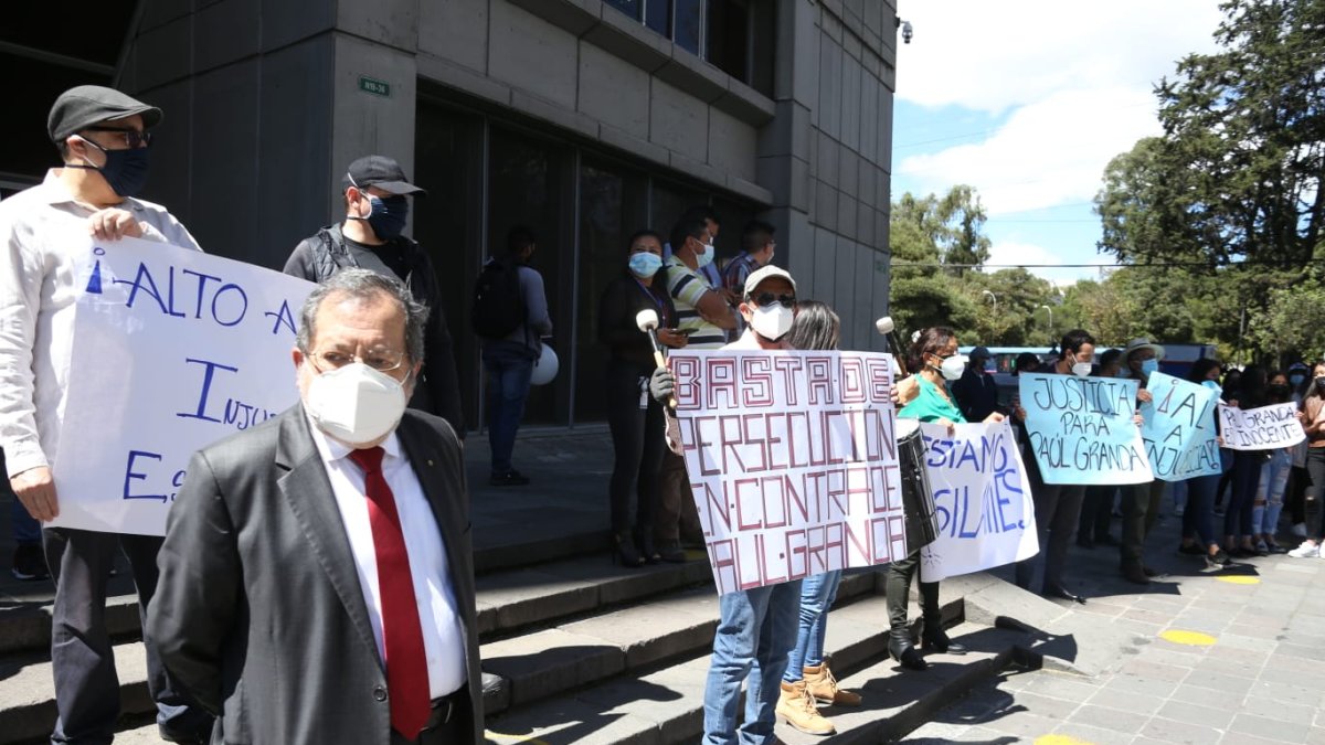 Acción. A la Fiscalía llegó casi un medio centenar de familiares y amigos de Paúl Granda para hacer un plantón.