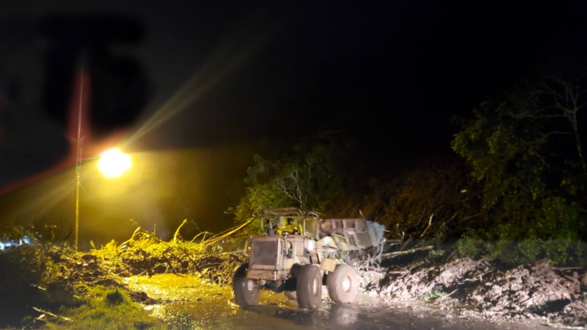 La Paute-Guarumales-Méndez, la Loja-Saraguro y la Valladolid-Palanda-Zumba, son algunas de las vía que han sido intervenidas, luego de los derrumbes.