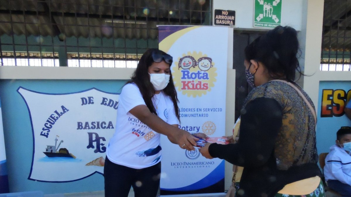 La comunidad educativa del Liceo Panamericano recibe las donaciones que serán entregadas a niños de escasos recursos.