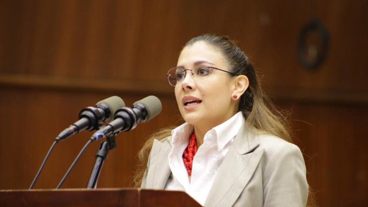 La exfuncionaria de Contraloría reveló que recibió presiones y amenazas en el poco tiempo que ocupó la titularidad.