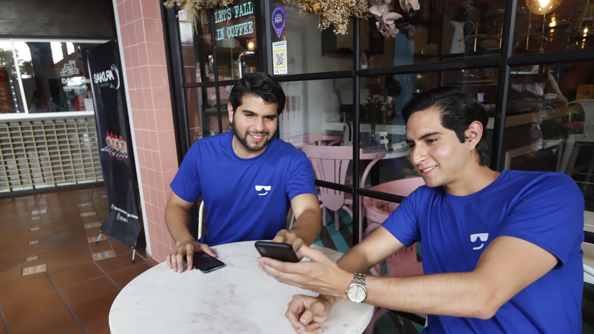 Los hermanos Lorences muestran la aplicación Ballersout y su funcionamiento.