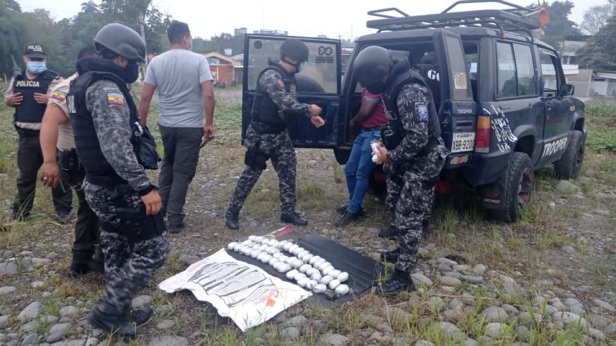 El sospechoso habría intentado escapar de los uniformados que lo detuvieron. El ciudadano presenta antecedentes por posible tráfico de drogas y asociación ilícita.