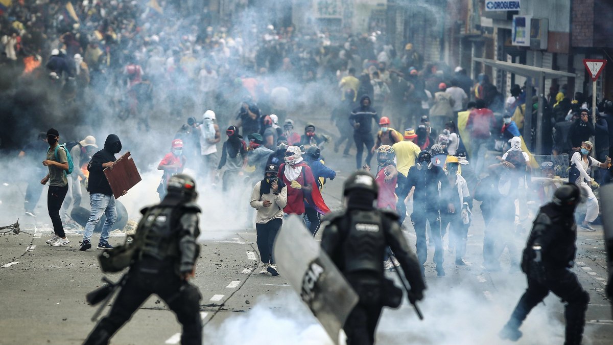 Manifestantes se enfrentan a integrantes del Escuadrón Móvil Antidisturbios (ESMAD) de la Policía colombiana, en la Loma de la Cruz en Cali (Colombia).