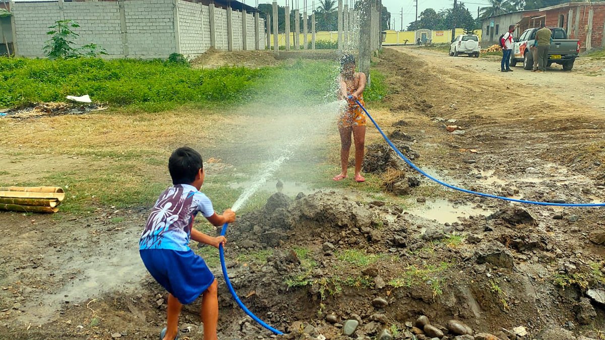 Hecho. Por primera vez los niños jugaron con agua, como en carnaval.
