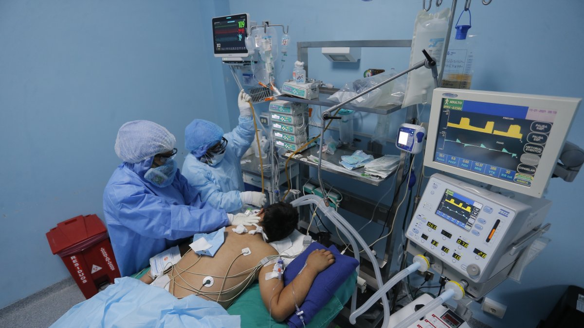 En la imagen un registro de trabajadores sanitarios al atender a un paciente con covid-19 en una de las Unidades de Cuidados Intensivos del Hospital Alberto Sabogal, en el Callao (Perú).
