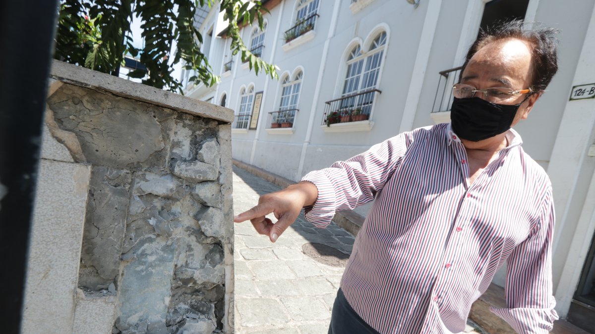 Efectos. El pesado vehículo ingresó a la emblemática calle y dejó daños. El afectado espera más controles.