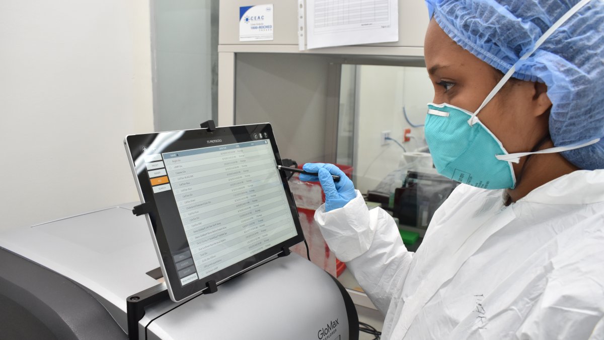 El Instituto Nacional de Salud Pública e Investigación (INSPI), lidera en Ecuador la red de vigilancia genómica del virus, que incluye procesos de secuenciación.