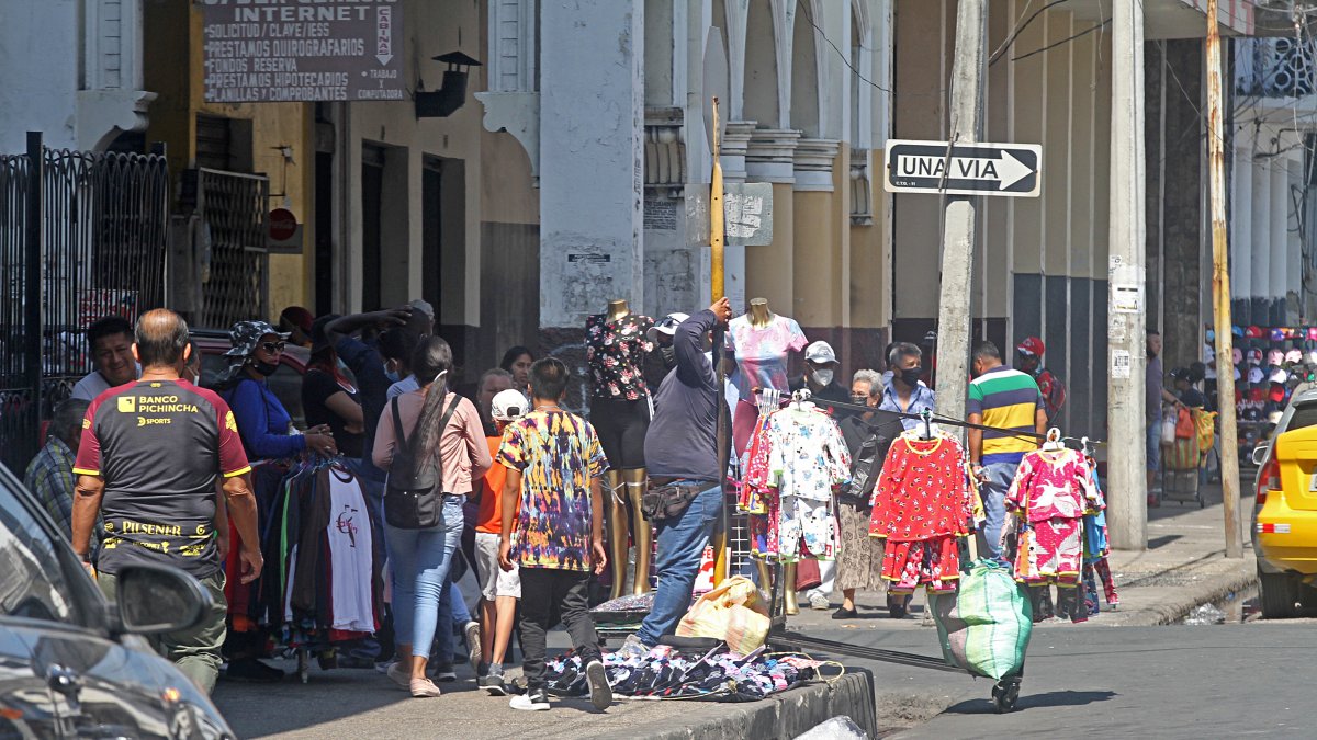 Entorno. En los alrededores de la bahía, este fue el escenario ayer. Comerciantes informales ofrecían sus productos sobre las aceras y la vía.
