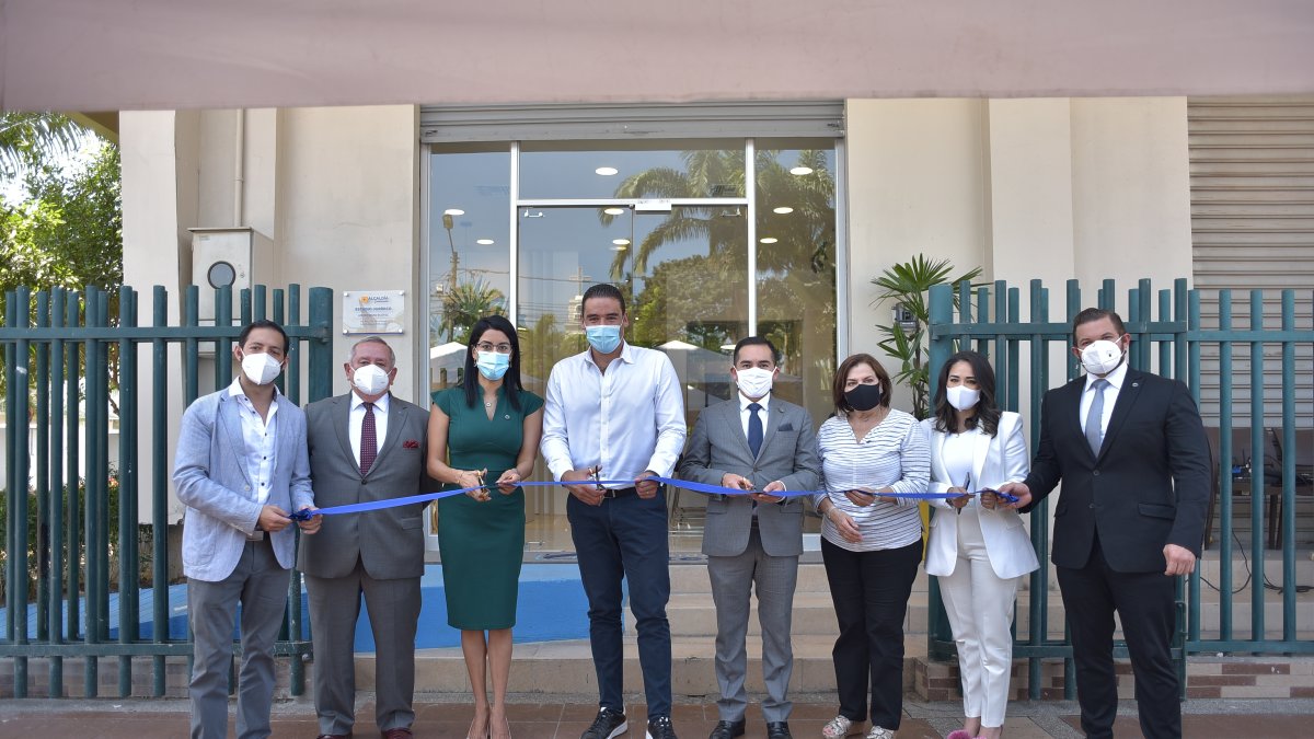 Autoridades de Ecotec y del cantón Samborondón asistieron a la inauguración del consultorio jurídico.