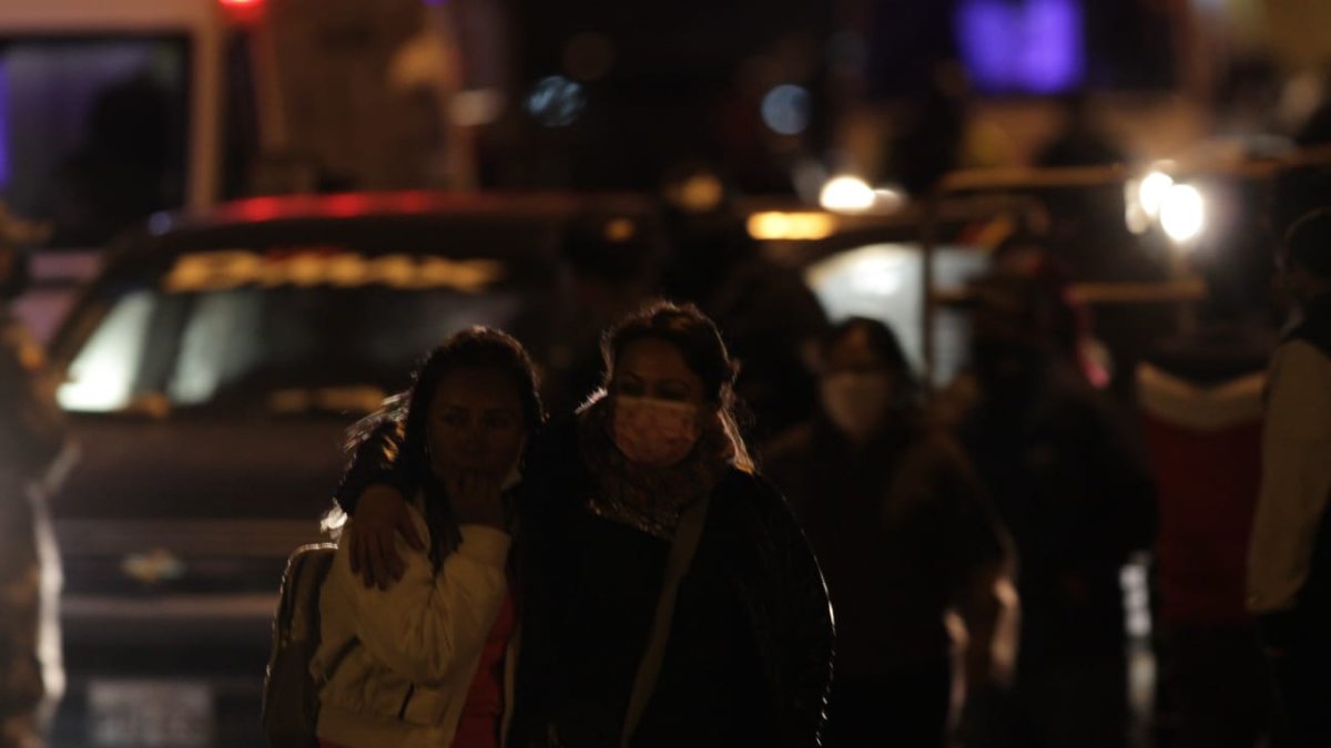 Familiares de las personas privadas de la libertad en las afueras de la cárcel.