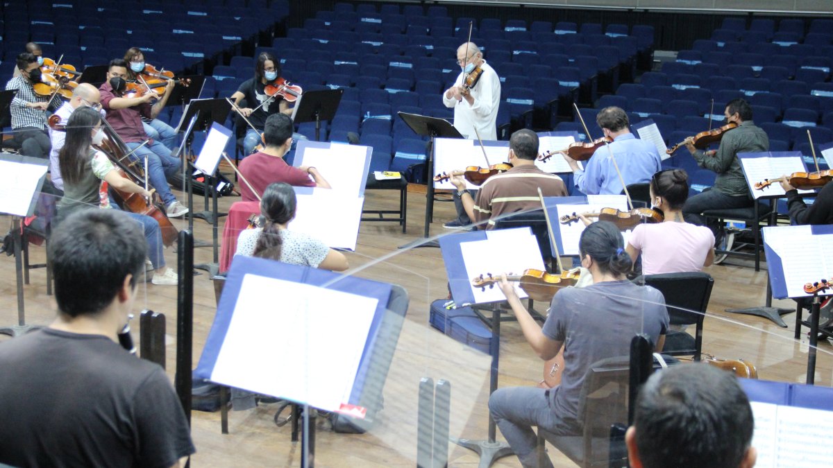 El maestro Leon Spierer, junto con los músicos de la Sinfónica de Guayaquil.
