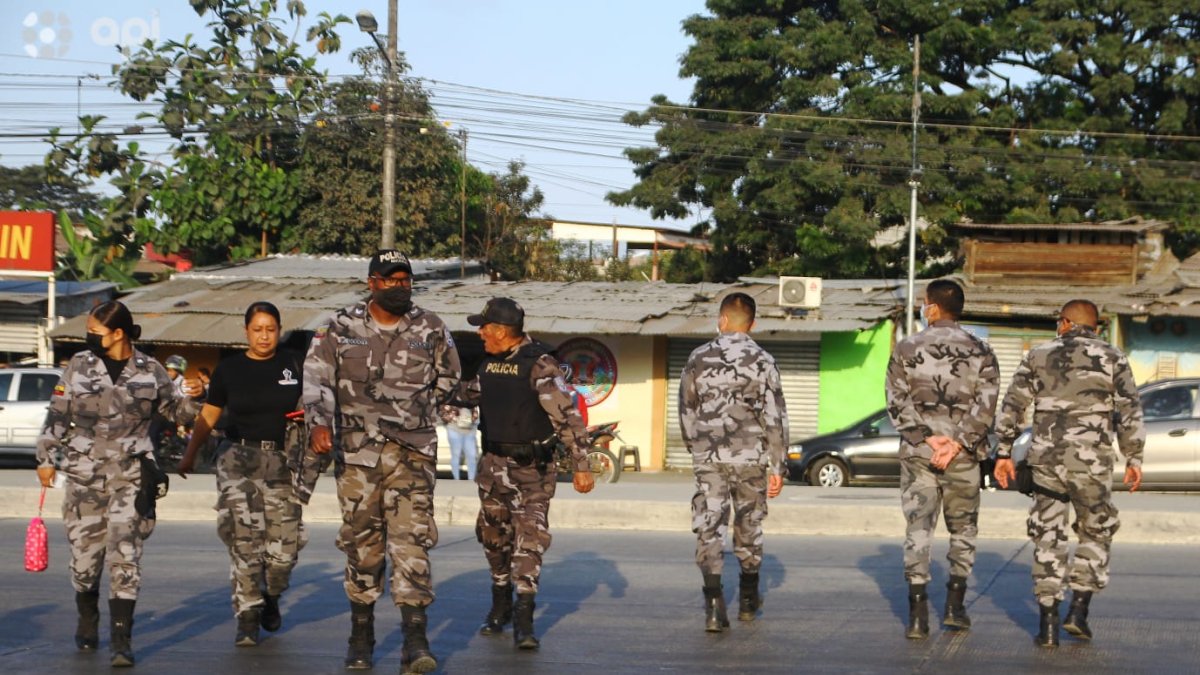 Uniformados custodian los exteriores de la Penitenciaría del Litoral, luego de los graves incidentes ocurridos el 21 de julio.