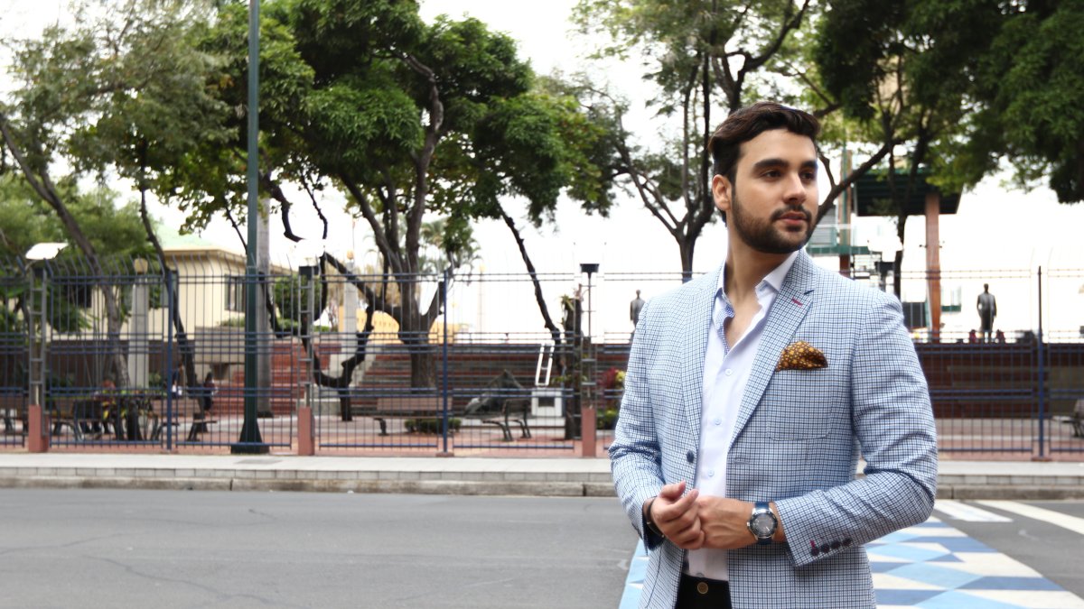 Traje sastre para ocasiones formales.