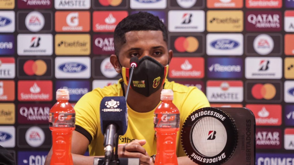 Jonathan Perlaza, ofensivo de Barcelona, da declaraciones tras el partido ante Vélez Sarsfield.