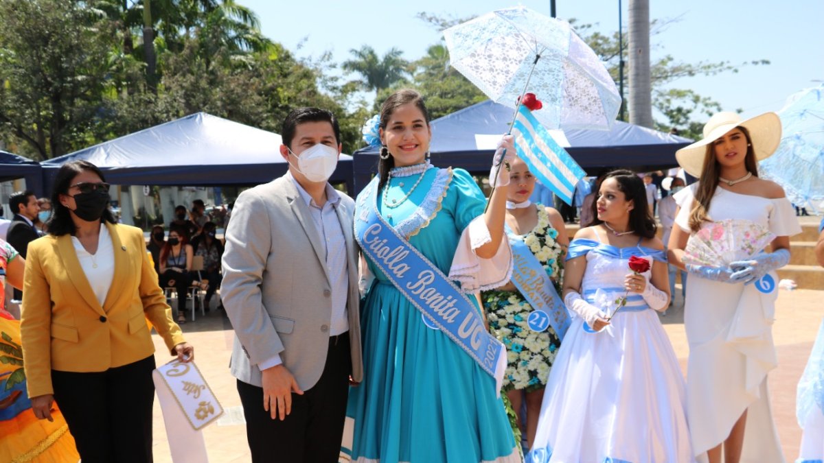 María José Hidalgo Barriga,  recibió la cinta de Criolla Bonita por parte del  rector, Francisco Morán Peña.