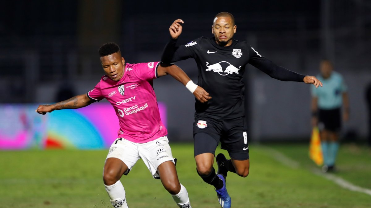 Edimar (derecha) de Bragantino disputa el balón con Jhon Sanchez de Independiente del Valle.