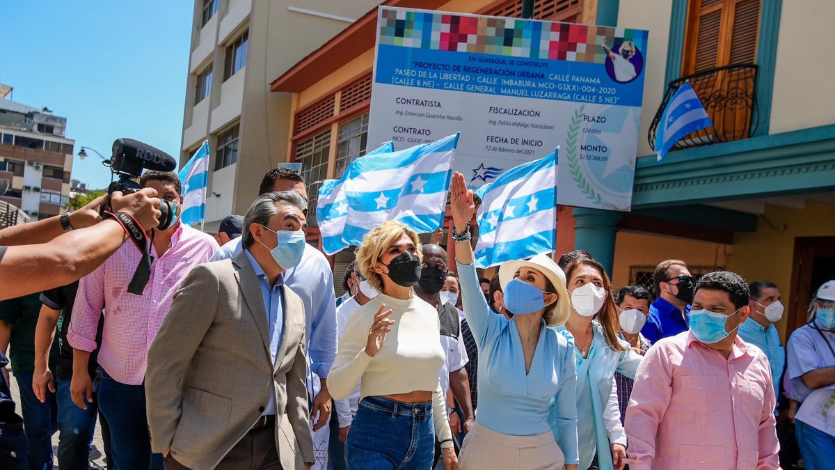 Cynthia Viteri y Gloria Gallardo, junto a otras autoridades del Municipio de Guayaquil.