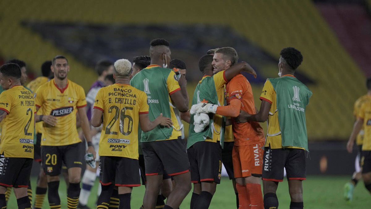 Los jugadores de Barcelona celebran tras la clasificación a los cuartos de final de la Copa Libertadores