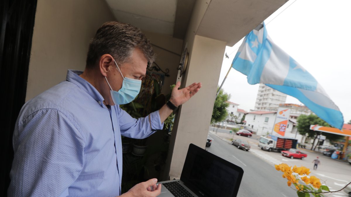 Hecho. Un líder comunitario transmite civismo a su comunidad a través de las redes sociales.