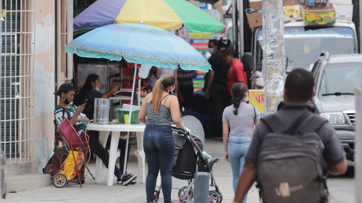 Sauces 9. Así permanecen las veredas de las calles Enrique de Grau Ruiz y 2° Pasaje 3A. En el sitio, ciudadanas como las de la foto se ven obligadas a desplazarse con el coche sobre el concreto.

Agencia (ag-extra)