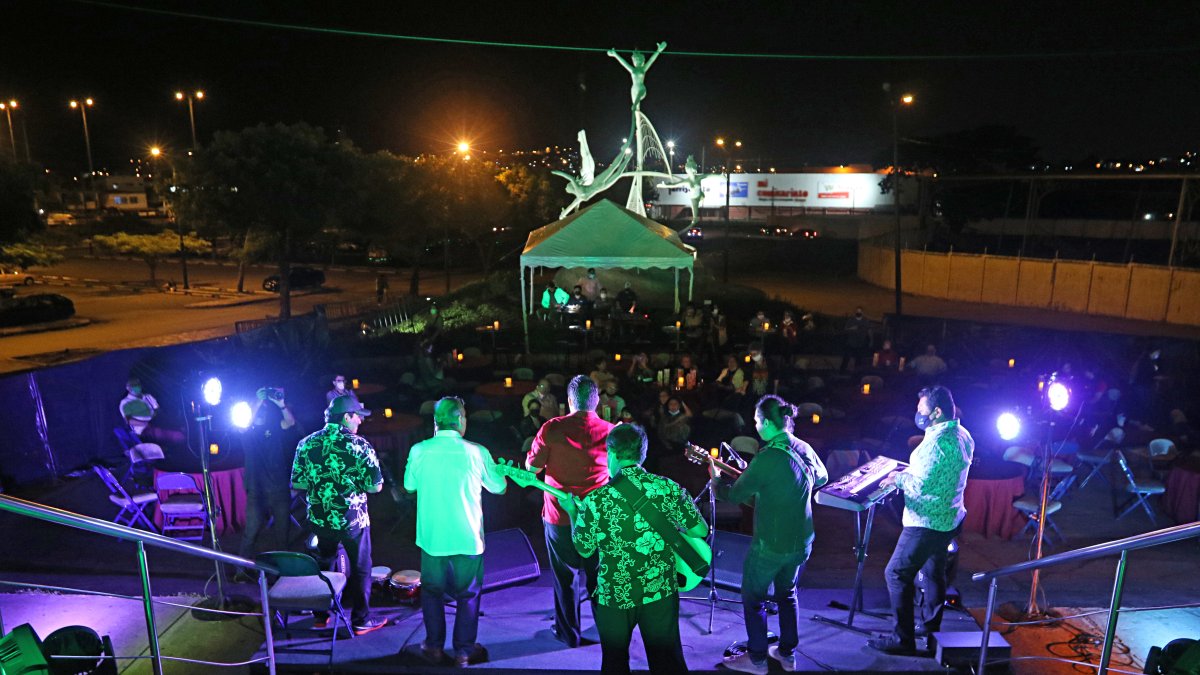 El Teatro Centro de Arte ofrece en el área de las escalinatas un espacio para disfrutar al aire libre.