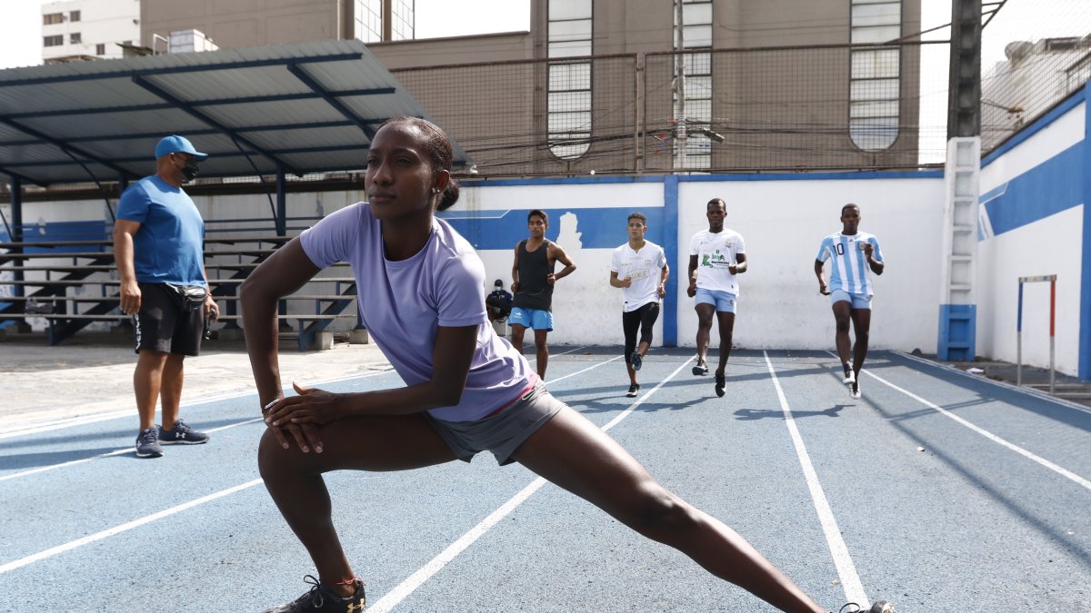 Kiara Rodríguez dejó atrás el encierro y logró medallas de oro en salto largo.
