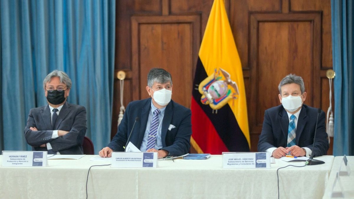 Quito. El viceministro de Movilidad Humana, Carlos Velástegui, presidió la cita.