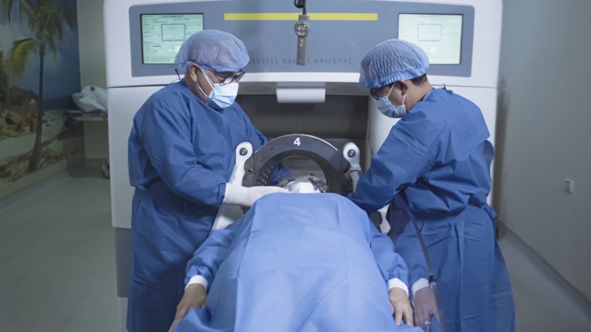 PRESENCIA. Gamma Knife Center Ecuador es el único centro en el país especializado en el tratamiento de tumores cerebrales, malformación arteriovenosa y neuralgia del trigémino.