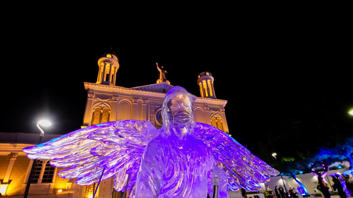 Uno de los monumentos en la Plaza Colón.