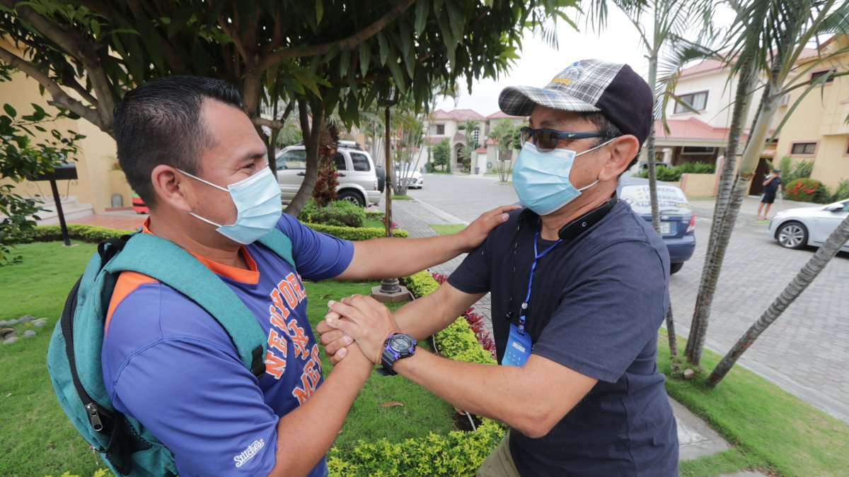 Carlos Pástenes, a la derecha, es uno de los líderes que durante la pandemia buscó la manera de que sus vecindarios sean sitios amigables y seguros.