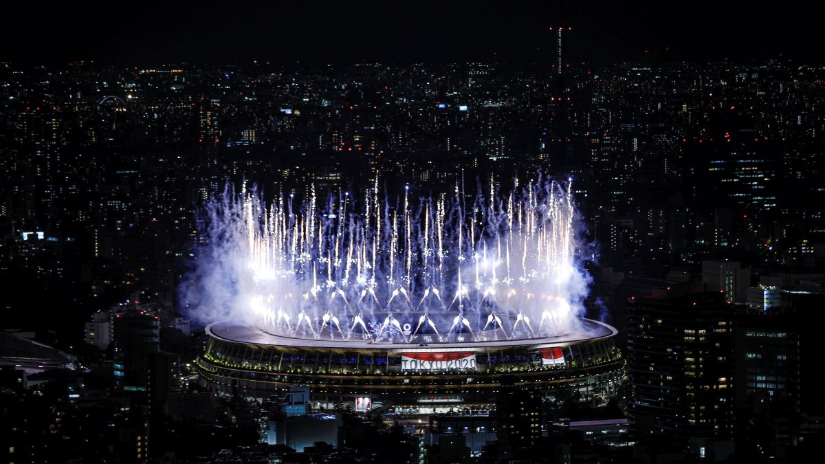 Fuegos artificiales durante la ceremonia inaugural de los Juegos Olímpicos de Tokio 2020, este viernes en el Estadio Olímpico, que no contará con la presencia de público en las gradas.