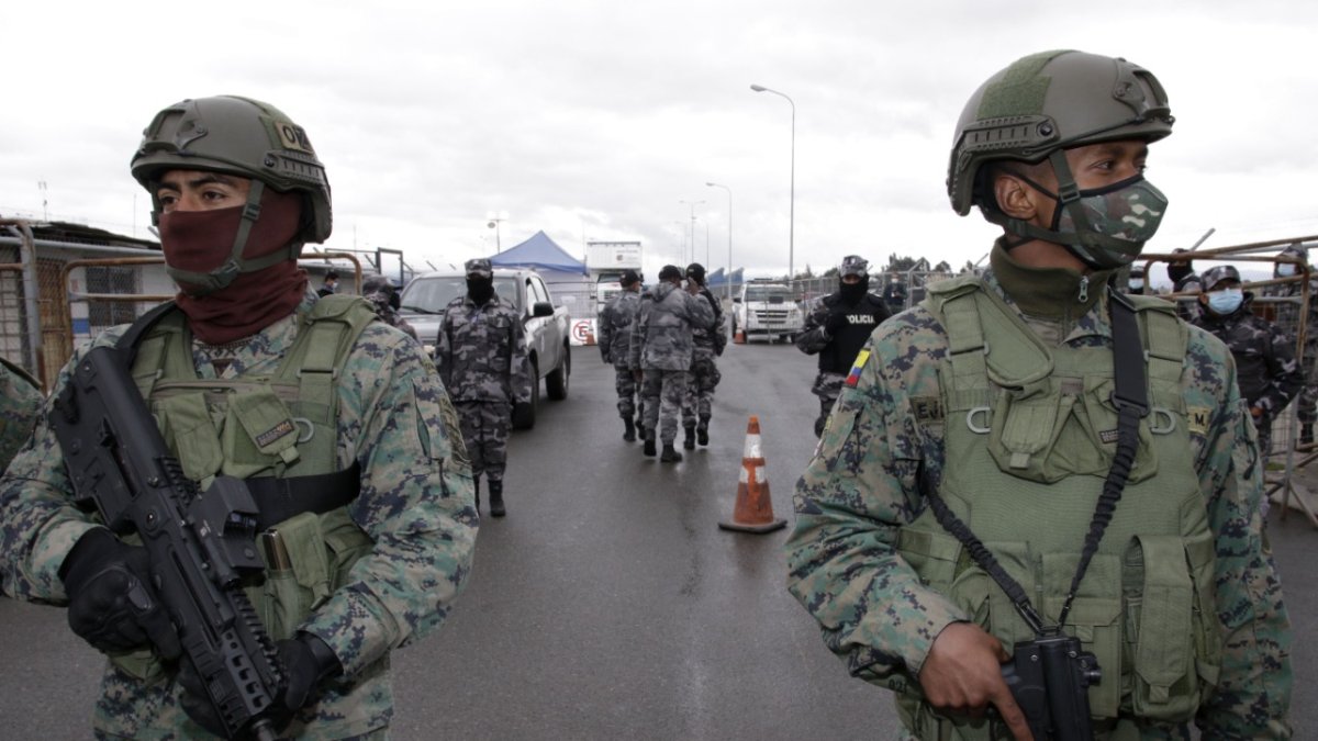 Vigilancia. Militares de la Brigada de Fuerzas Especiales Patria de Latacunga se desplazaron a resguardar el perímetro exterior del centro carcelario.