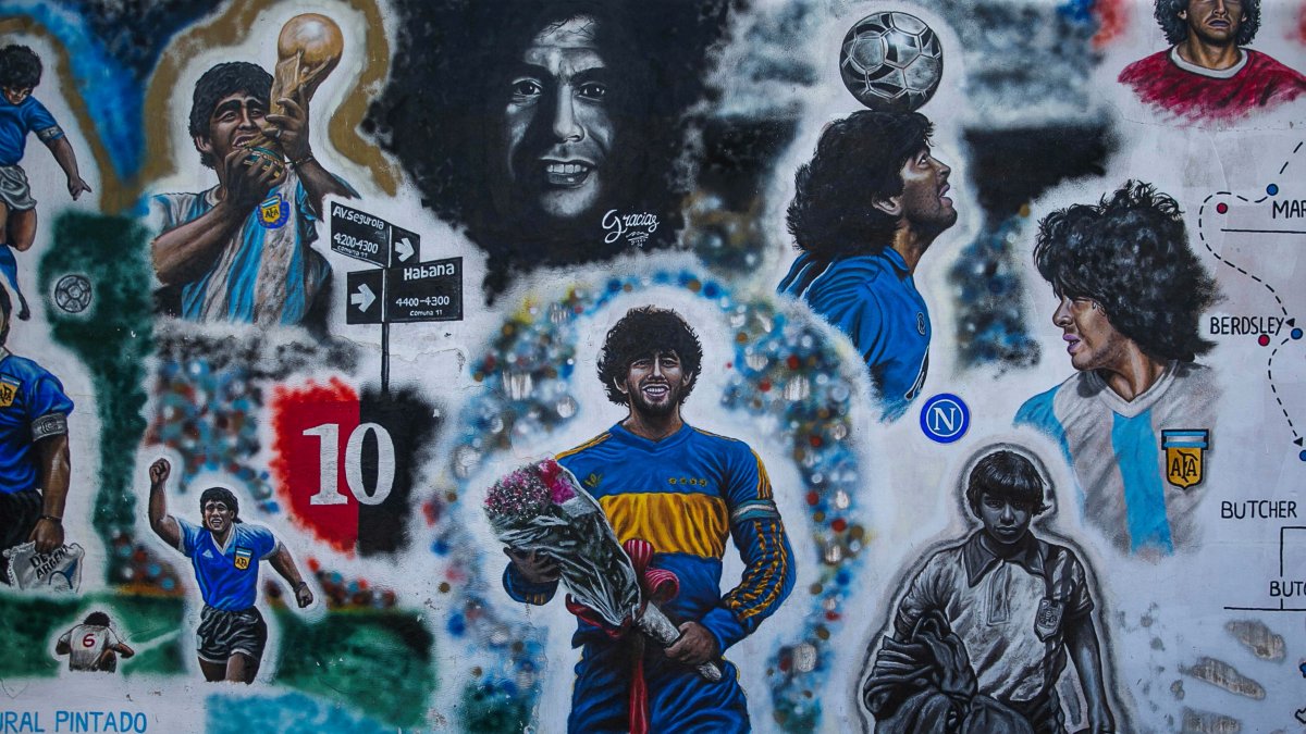 Fotografía de un mural dedicado a Diego A. Maradona en el barrio Lomas de Marilo, el 21 de julio de 2021 en la localidad de Bella Vista en la provincia de Buenos Aires.