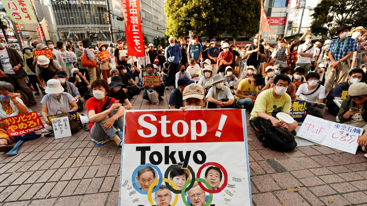Mientras se desarrollaba la inauguración de los Juegos Olímpicos, una marea de gente protestó contra los mismos en el exterior.