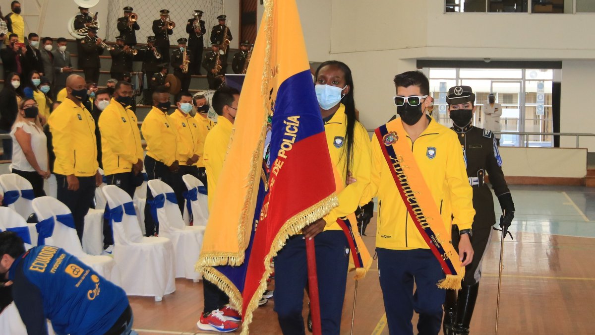 Los deportistas Kiara Rodríguez y Darwin Castro recibieron la Bandera de Ecuador previo a su viaje a los Paralímpicos