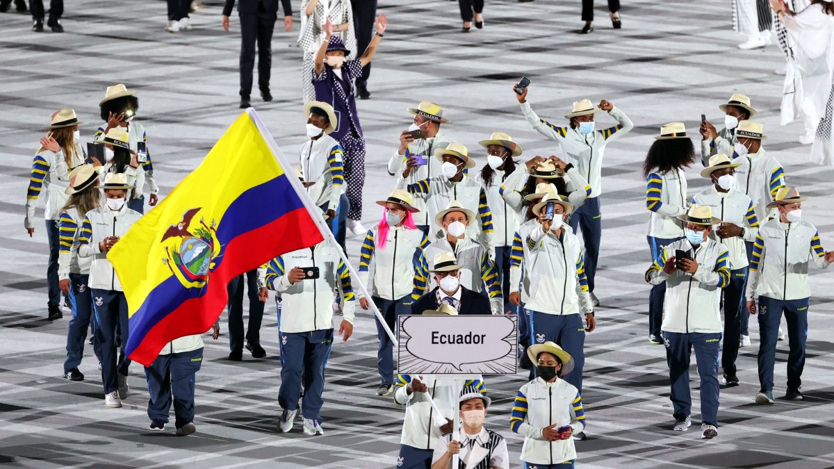 La delegación ecuatoriana desfila durante la ceremonia de inauguración de los Juegos Olímpicos de Tokio 2020+1.
