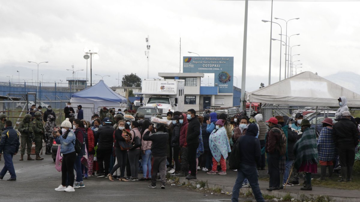 Familiares de los presos se acercaron a la cárcel a buscar información.