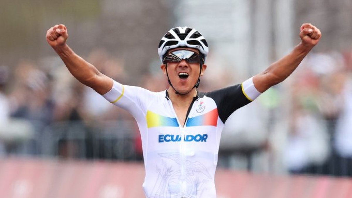 Richard Carapaz levanta sus brazos al ganar la medalla de oro en Tokio.