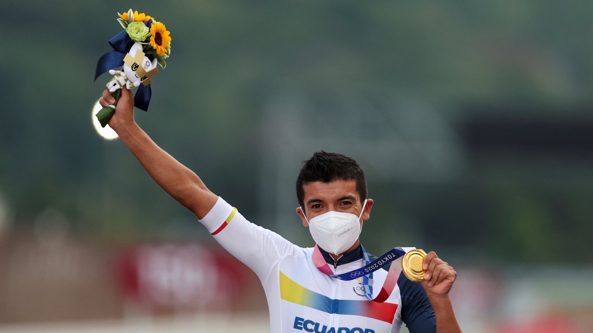 Richard Carapaz luce la medalla de oro en Tokio 2020.